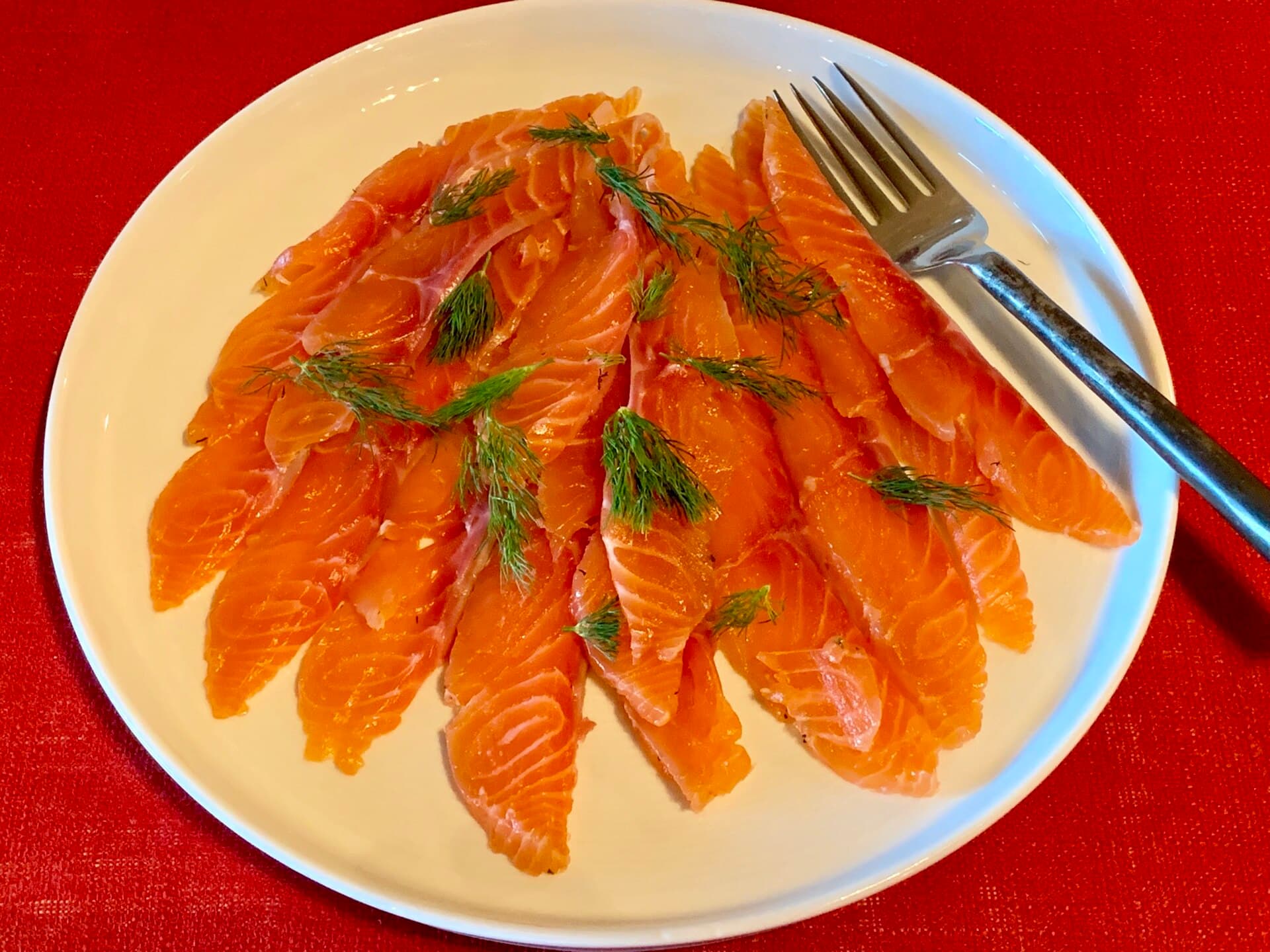 Sliced gravlax with dill